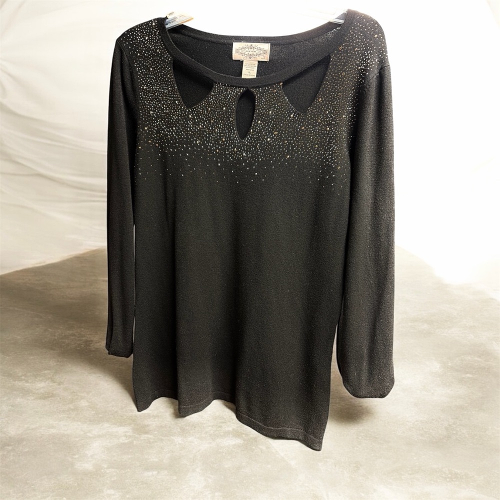 Oliver by escio - Elegant Jet Black with Gold Accents and Cutouts